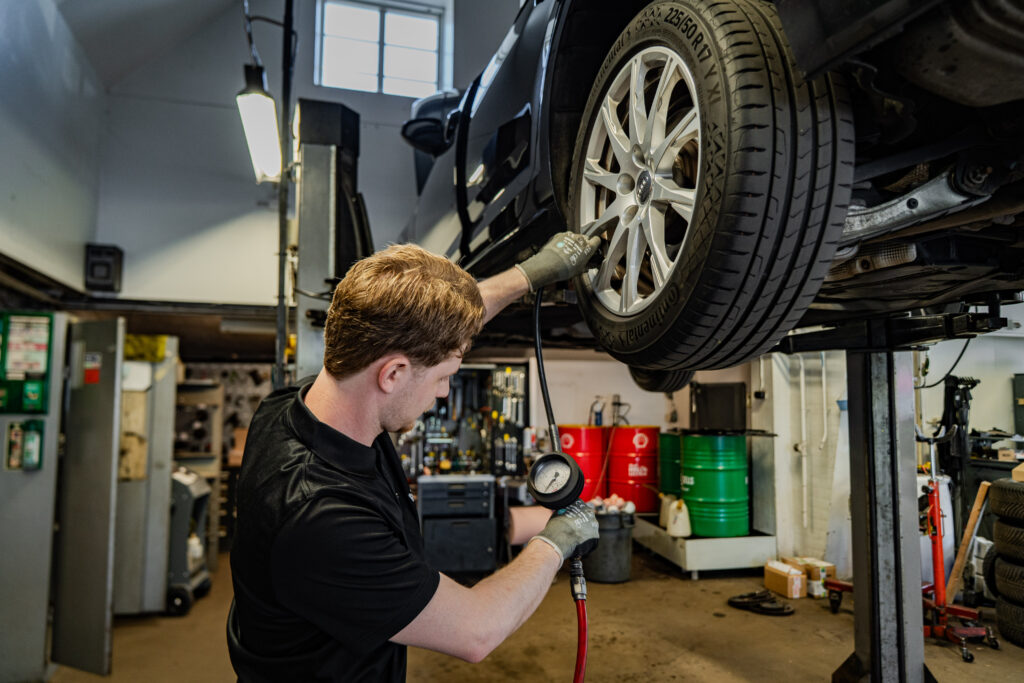Hjulskifte på Auto-Älgens verkstad i Viken på Kullahalvön