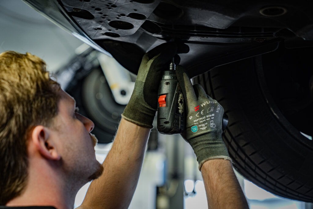 Reparation av fjädring och stötdämpare på Auto-Älgens verkstad i Viken